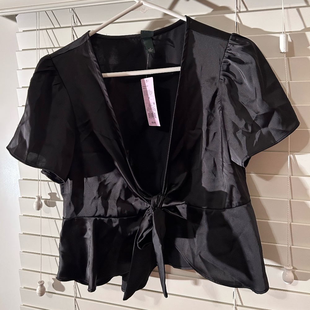 Wild Fable black top with tie front, slight ruffle sleeves